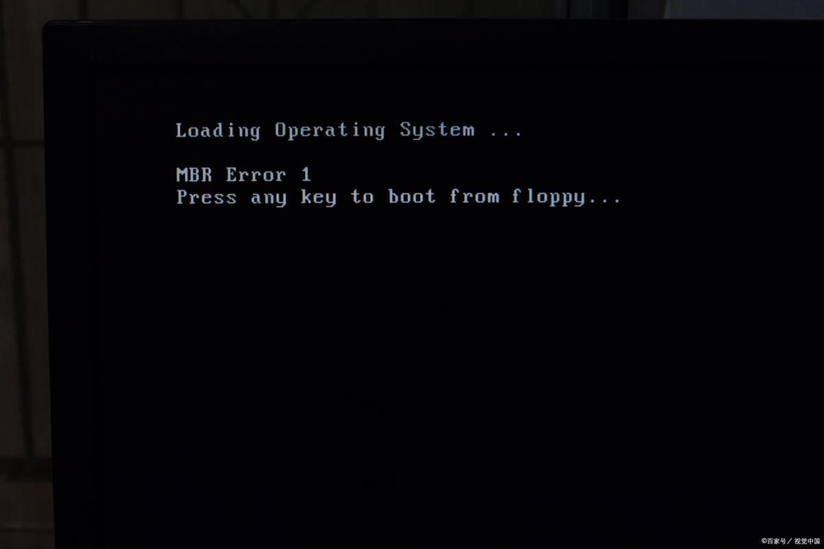 电脑开机黑屏现英文字母咋办？-图1